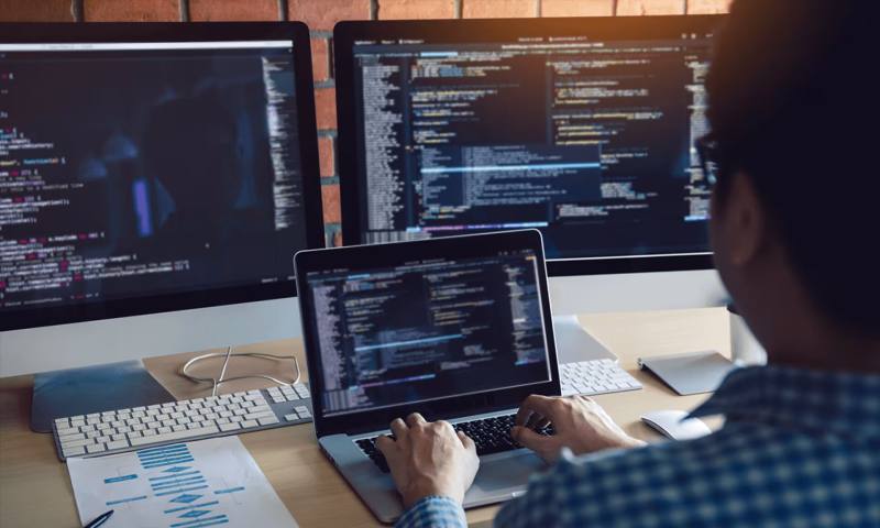 数据科学选型:R与Python如何赋能灵台县网站建设?